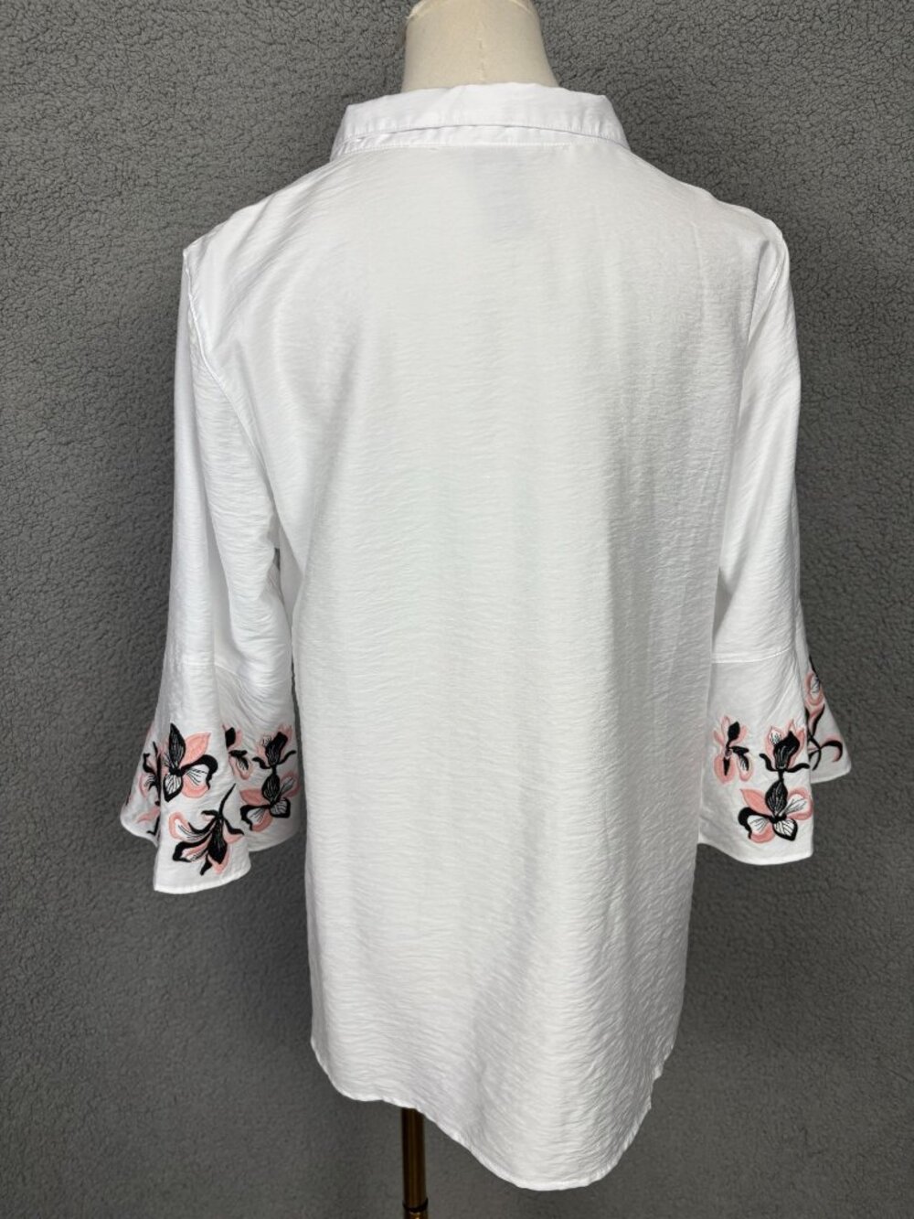 Multiples White Button-Up Blouse W/ Embroidered Floral Sleeves Size PM NWT's - Picture 5 of 8
